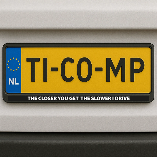 Kenteken sticker - The closer you get the slower i drive