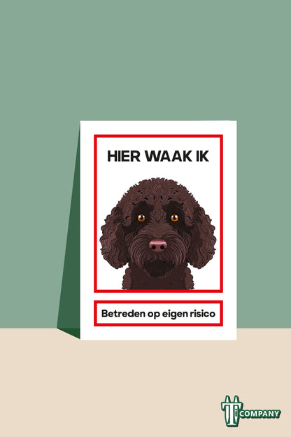 Hier waak ik - Labradoodle zwart
